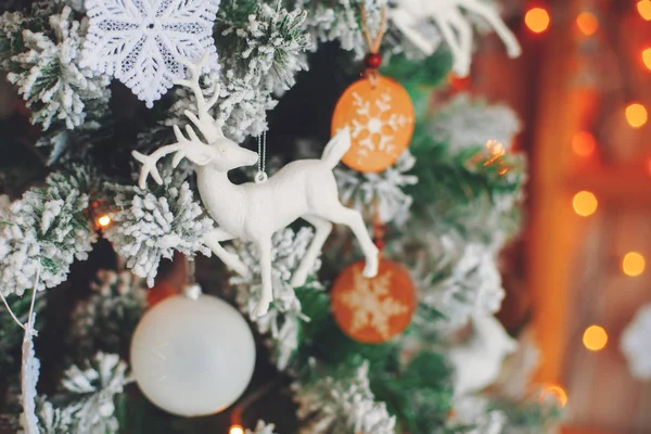 Árvore de Natal decorativa verde com figura de veado, vintage tonificado — Fotografia de Stock