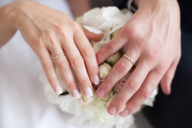 Gelin ve Damat Düğün buket üzerinde elleri. Evlilik kavramı