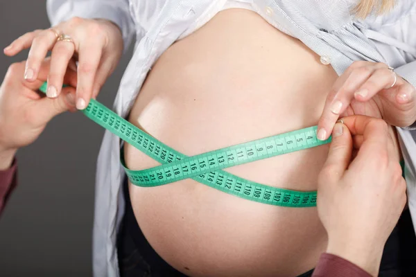 Schwangerschaftsbauch und Maßband. Schwangerschaftskonzept — Stockfoto