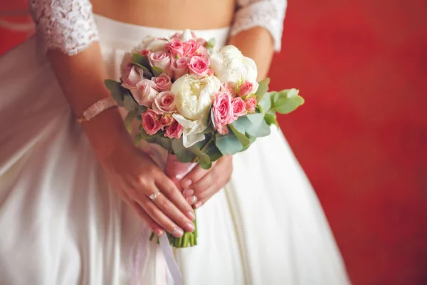 Наречена у весільній сукні з букетом півоній та троянд — стокове фото