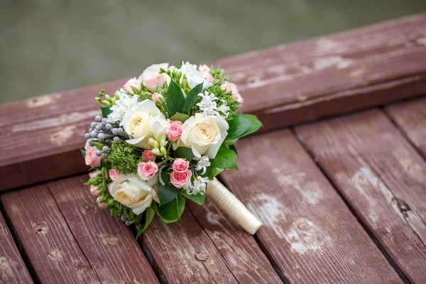Красивий весільний букет на дерев'яному фоні — стокове фото