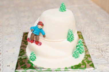 Kayakçı ile dağ formunda mastik kek