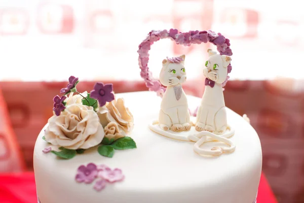 Ślub ciasto mastic ozdobione kwiatami i kot figury, zbliżenie — Zdjęcie stockowe