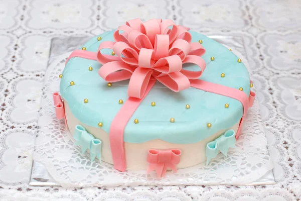 Torta mastice blu decorata con nastri rosa, primo piano — Foto Stock