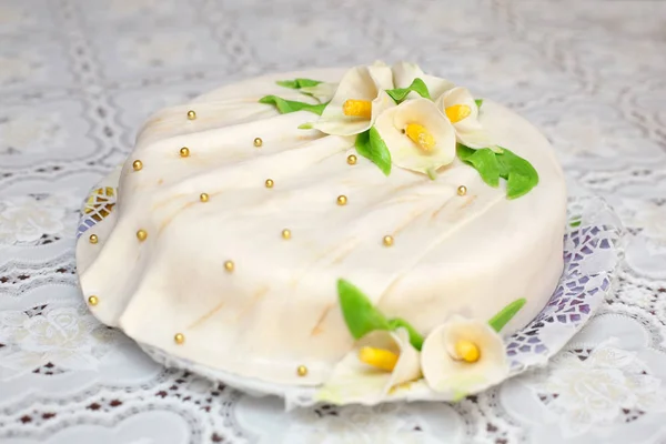 Μαστίχα Λευκή τούρτα διακοσμημένη με λουλούδια, κοντινό πλάνο — Φωτογραφία Αρχείου