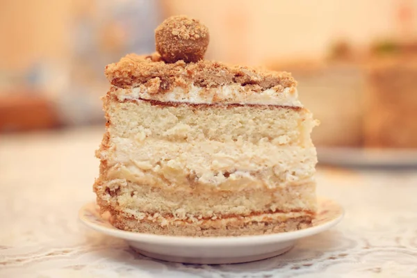 Шматок смачного домашнього торта, крупним планом, вінтажний тонований — стокове фото