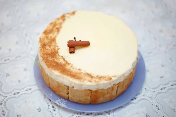 Torta rotonda beige con cannella, primo piano, fuoco selettivo — Foto Stock