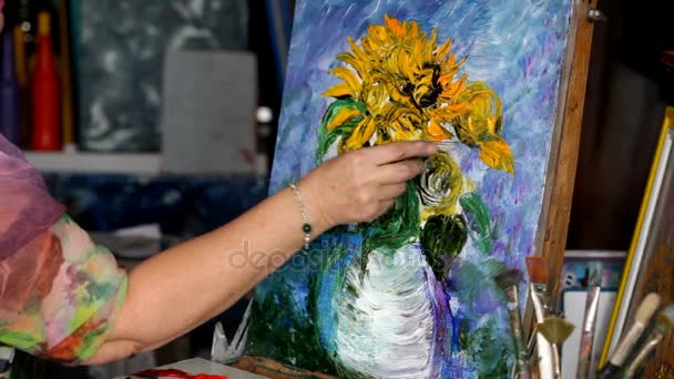 Processo di pittura a olio, artista dipinge quadro su tela. Girasoli . — Video Stock