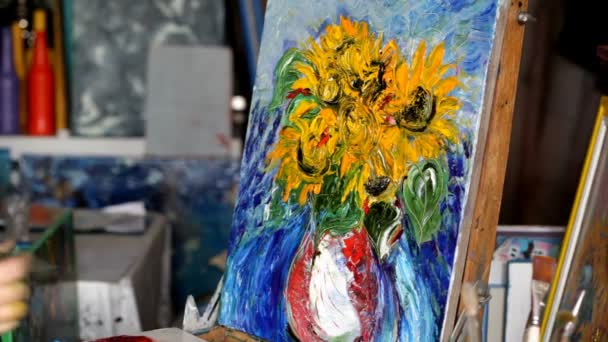 Processus de peinture à l'huile, l'artiste peint le tableau sur toile. Tournesols . — Video