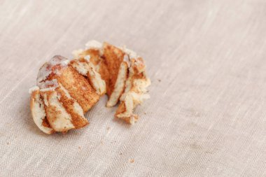 Tarçın ve krema, seçici odak ile taze cinnabon Fransız topuz