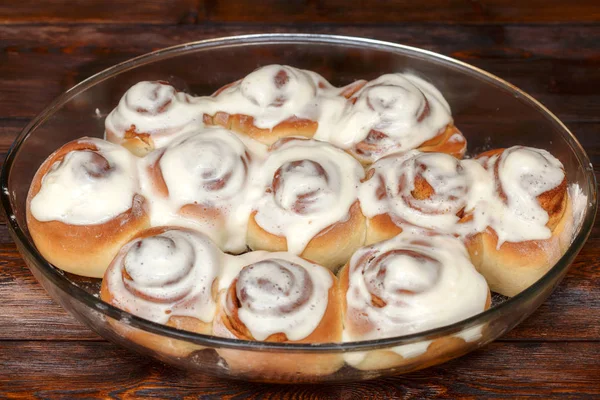 Bir yığın taze tarçın, tarçınlı Fransız çöreği ve krema.