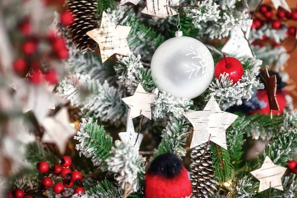 Διακοσμητικό χριστουγεννιάτικο δέντρο με πολύχρωμες μπάλες και τα αστέρια, Χριστούγεννα — Φωτογραφία Αρχείου