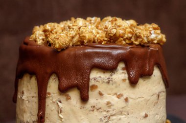 Çikolatalı kek karamel ve patlamış mısır, yakın çekim