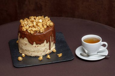 Çikolatalı kek karamel ve patlamış mısır, yakın çekim