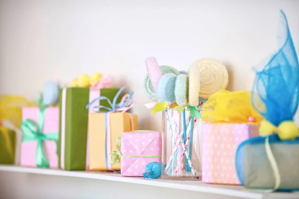 Fechar a caixa de presentes coloridos na prateleira. Decoração de Holyday — Fotografia de Stock