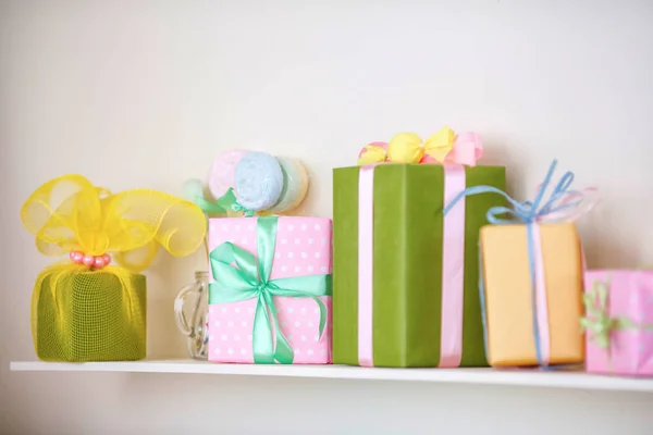 Fechar a caixa de presentes coloridos na prateleira. Decoração de Holyday — Fotografia de Stock