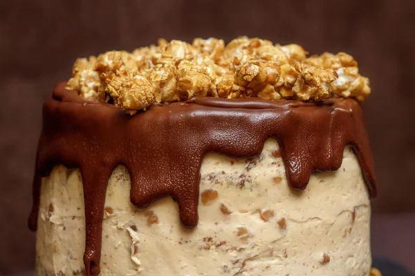 Ciasto czekoladowe z karmelu i popcorn, zbliżenie — Zdjęcie stockowe