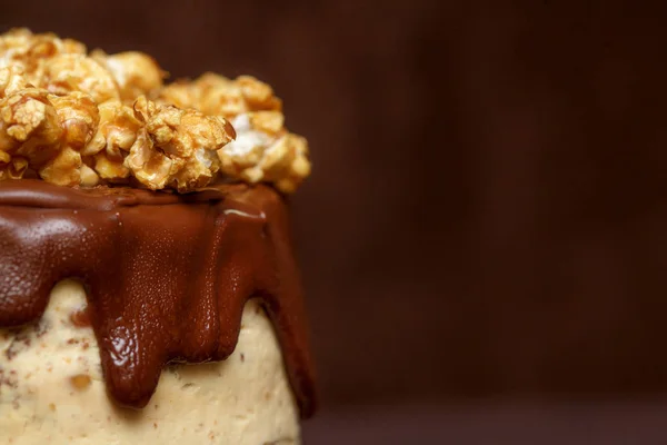 Bolo de chocolate com caramelo e pipoca, close — Fotografia de Stock