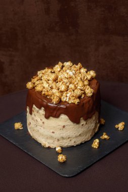 Çikolatalı kek karamel ve patlamış mısır, yakın çekim