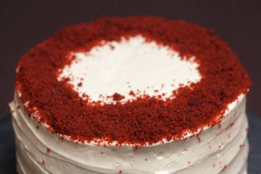 Beyaz krem ve kırmızı kırıntıları, closeup ile çikolatalı kek