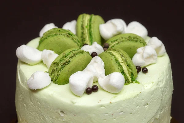 Pastel de pistacho verde con macarrones y malvaviscos, primer plano —  Fotos de Stock