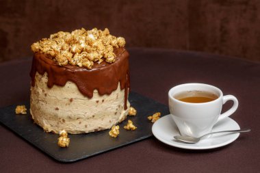 Çikolatalı kek karamel ve patlamış mısır, yakın çekim