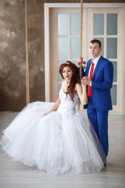 Düğün. Mutlu gelin swing ve damat üzerinde oturuyor. Evlilik kavramı