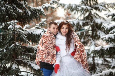 Düğün kış. Mutlu gelin ve damat birlikte. Evlilik kavramı