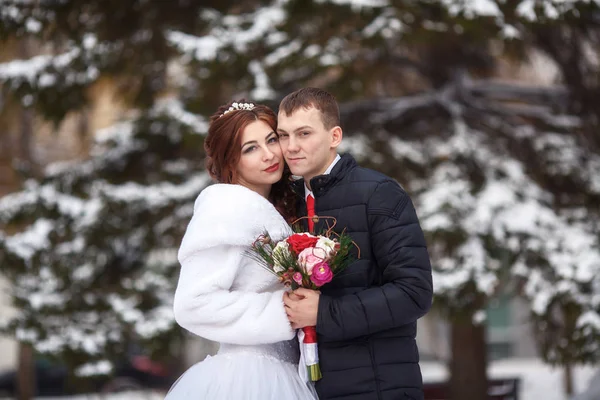 Vinter bröllop. Lyckliga bruden och brudgummen tillsammans. Äktenskap-konceptet — Stockfoto