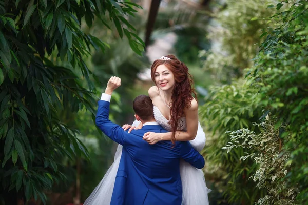 Bruiloft. Gelukkige bruid en bruidegom samen in de tuin. Huwelijk concept — Stockfoto