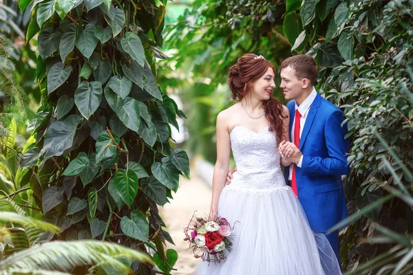 Casamento. Noiva feliz e noivo juntos no jardim. Conceito de casamento — Fotografia de Stock