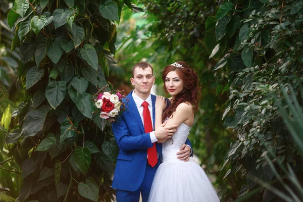 Casamento. Noiva feliz e noivo juntos no jardim. Conceito de casamento — Fotografia de Stock