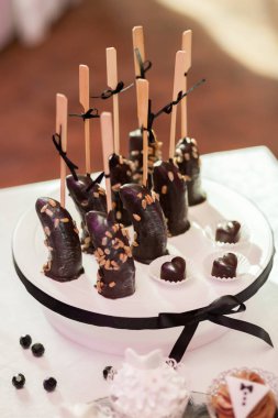 Tatlı şeker çubuğu ayarla düğün töreni, çikolata muz, şekerlemeler