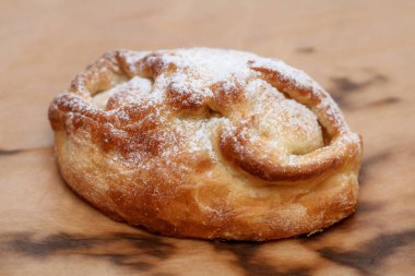 Pudra şekeri, seçici odak ile taze tatlı çörek