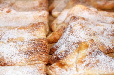 Pudra şekeri, seçici odak ile taze tatlı buns satırı