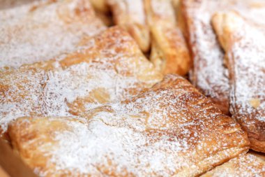 Pudra şekeri, seçici odak ile taze tatlı buns satırı