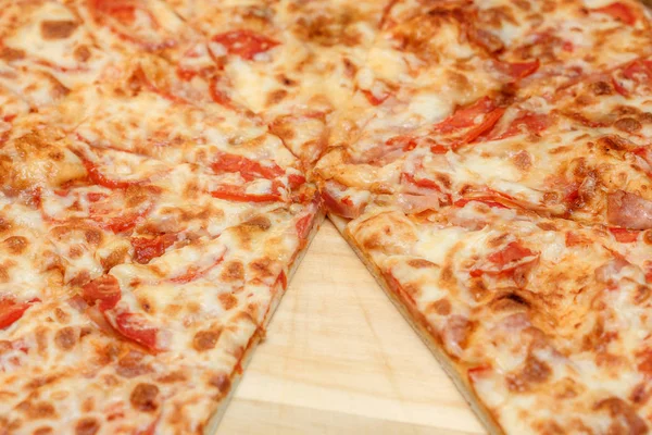 Käsepizza auf einem Holzbrett, Nahaufnahme — Stockfoto