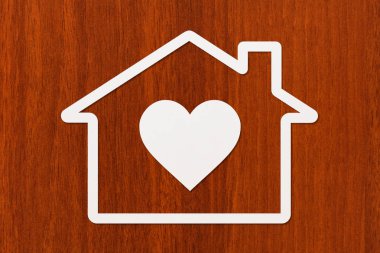 Kalp içinde kağıt evde. Konut kavramı. Soyut kavramsal görüntü