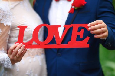 Gelin ve damat, düğün kavramı metinde seviyorum