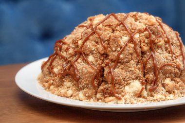 Tatlı pasta tabak portre üzerinde krema ile