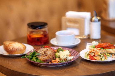 Sebze ve otlar plaka üzerinde ızgara biftek