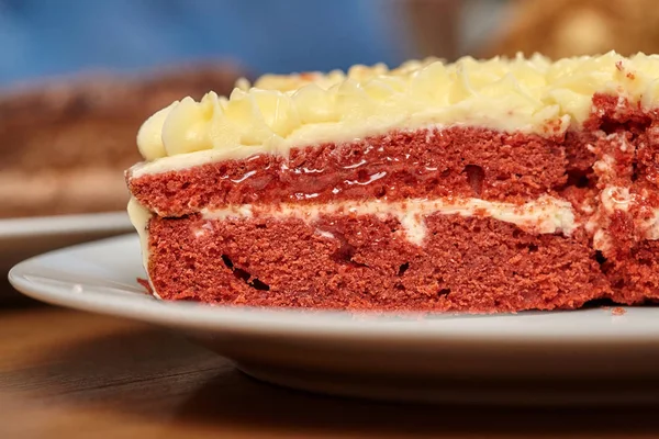 Red Velvet kek krem closeup ile dilim — Stok fotoğraf