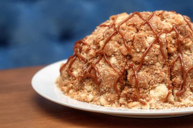 Tatlı pasta tabak portre üzerinde krema ile