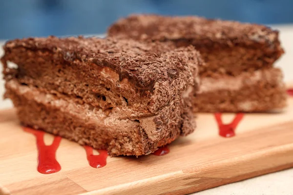 Çikolatalı kek krem closeup ile dilim — Stok fotoğraf