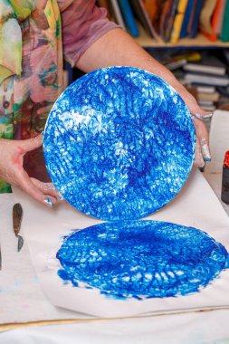 Soyut akrilik boyama işlemi sezgisel. Kadın sanatçı çizim resim