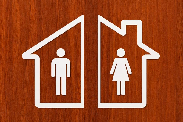 Erkek ve kadın içinde kağıt evde. Boşanma kavramı