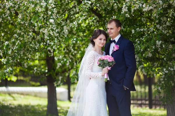 Genç damat ve gelin düğün buket çiçek bahçesinde ile