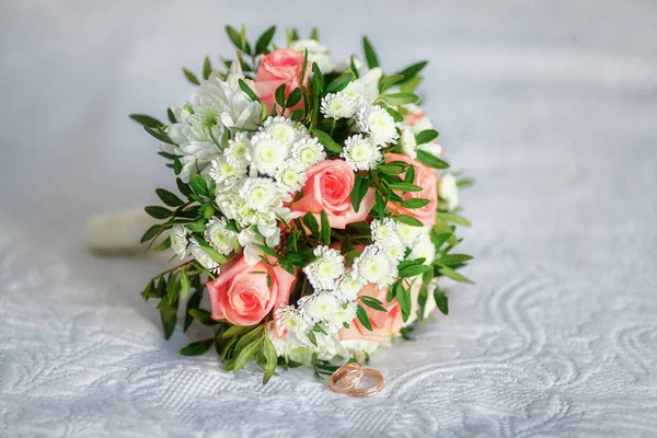 Primo piano di bel bouquet da sposa con anelli d'oro — Foto Stock