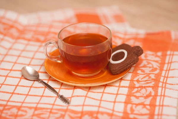 Biscoito de chocolate em forma de fotocâmera e chá, dof raso — Fotografia de Stock