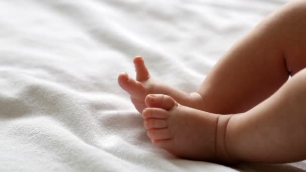 Piccoli piedi mobili di neonato sdraiato — Video Stock